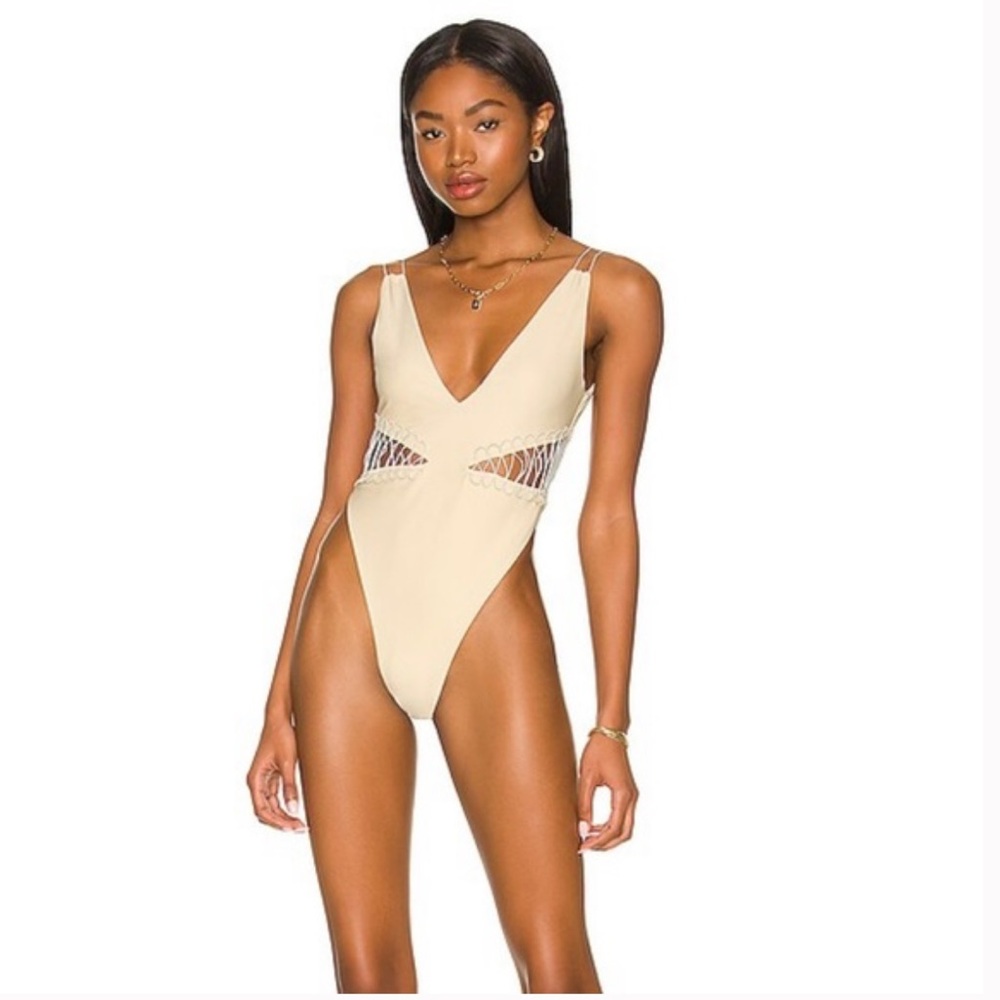 NWT Camila Coelho Caprice One Piece in Light Beige Size Medium - Picture 2 of 8